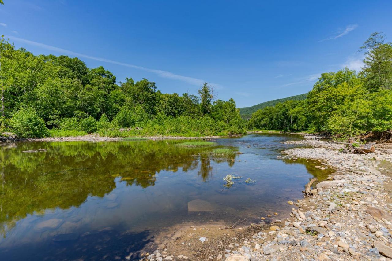 Secluded W Hot Tub, Fire Pit, Deck & Updated Wifi Great Cacapon Exterior photo