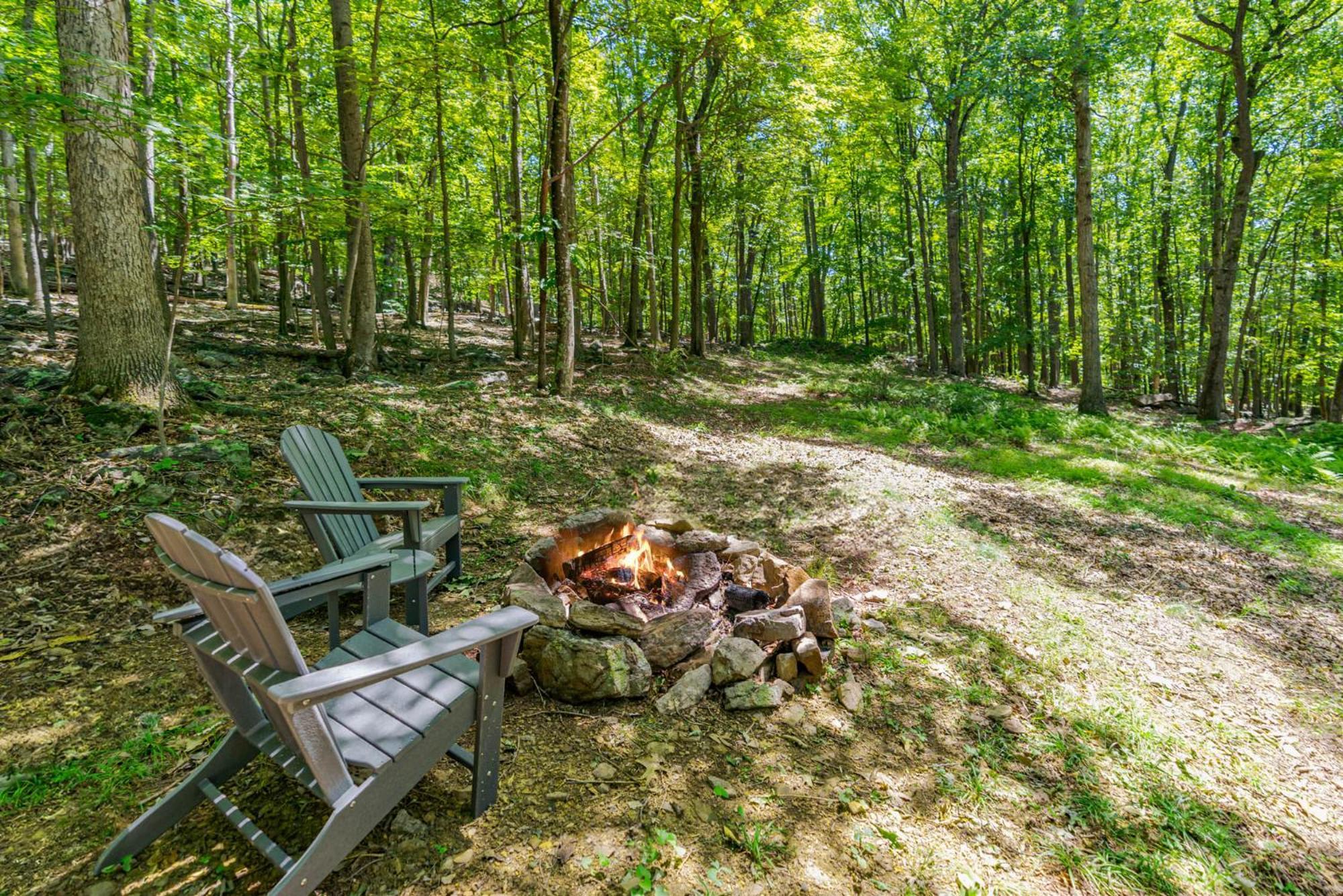 Secluded W Hot Tub, Fire Pit, Deck & Updated Wifi Great Cacapon Exterior photo